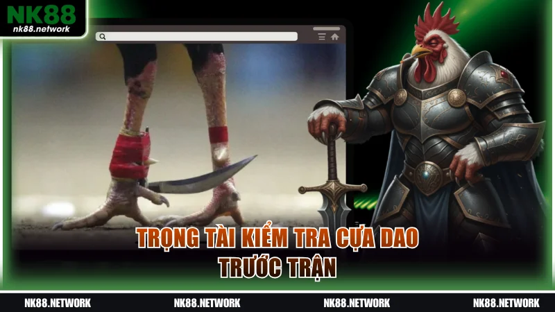 Trọng tài kiểm tra cựa dao trước trận